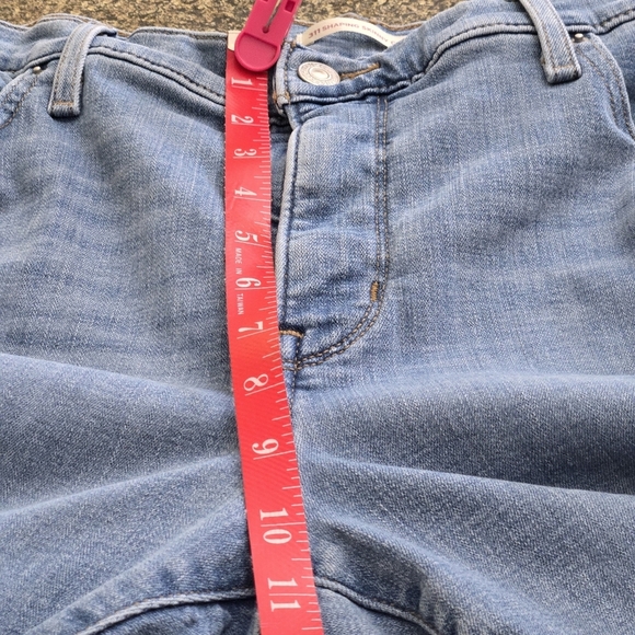 Levi's 311 Shaping Skinny Capri Jeans Plus Size 18W Light Wash Denim Zip 5Pocket - Picture 13 of 15